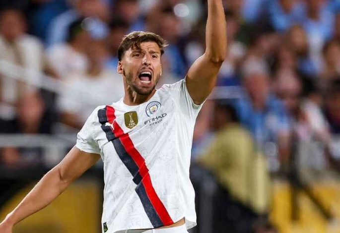 Hàng thủ Man City bộc lộ sai lầm.