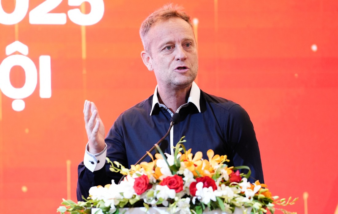 Ảnh bài viết Động thái của HLV Polking khi được CAHN vinh danh