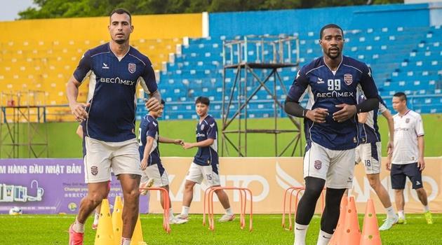 Cheick Timite và Abdurakhmanov ngậm ngùi rời Becamex Bình Dương.