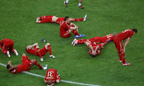 Muller và Bayern gục ngã trước ngưỡng cửa thiên đường.