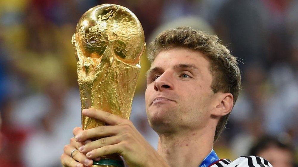 Muller cùng chiếc cup vàng World Cup 2014.