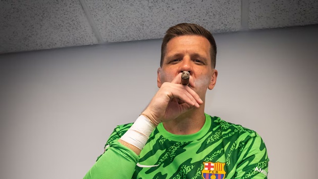 Szczesny ở lại Barca đến hè 2027