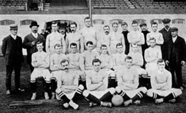 Đội hình đầu tiên của Chelsea vào tháng 9 năm 1905.
