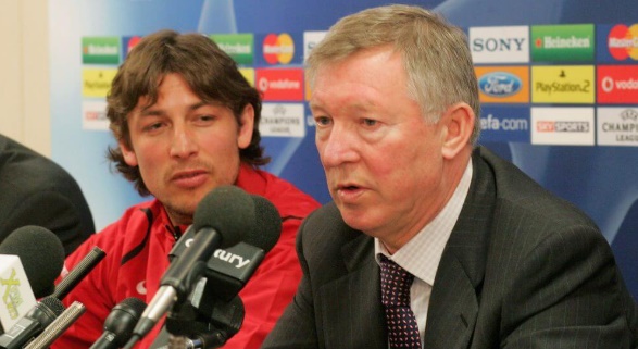 Heinze với Sir Alex Ferguson vào tháng 3 năm 2007.