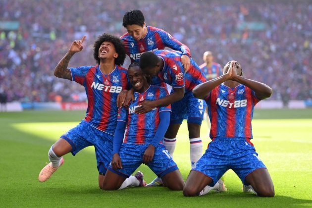 UEFA không cho phép Palace dự Europa League.