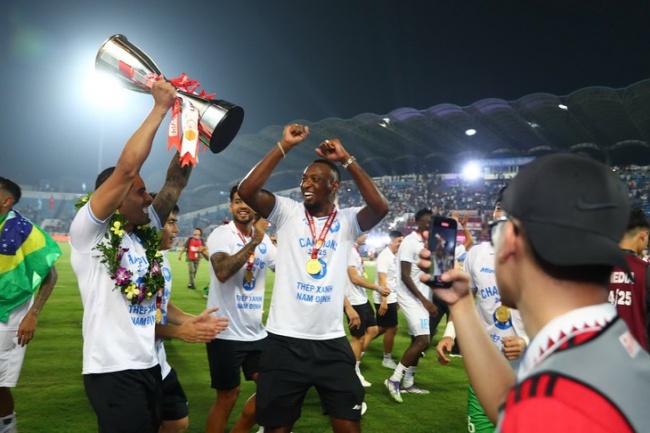 Ảnh bài viết V-League 2025/26: Tranh cãi câu chuyện suất ngoại binh