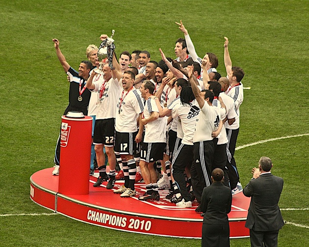 Các cầu thủ Newcastle ăn mừng việc thăng hạng của câu lạc bộ vào năm 2010.