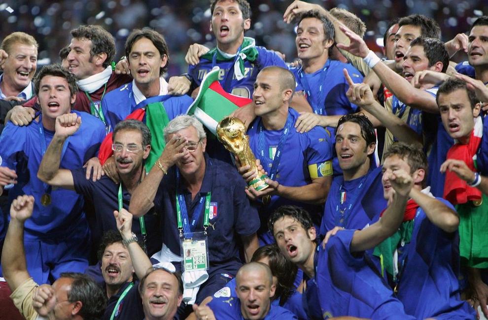 Ý lên ngôi vô địch World Cup 2006 trong khi đó ở quê nhà, các cuộc điều tra về Calciopoli đang diễn ra gắt gao.