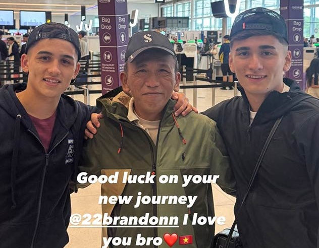 Brandon Ly (bên phải) chia tay gia đình, đáp chuyến bay đến Việt Nam.