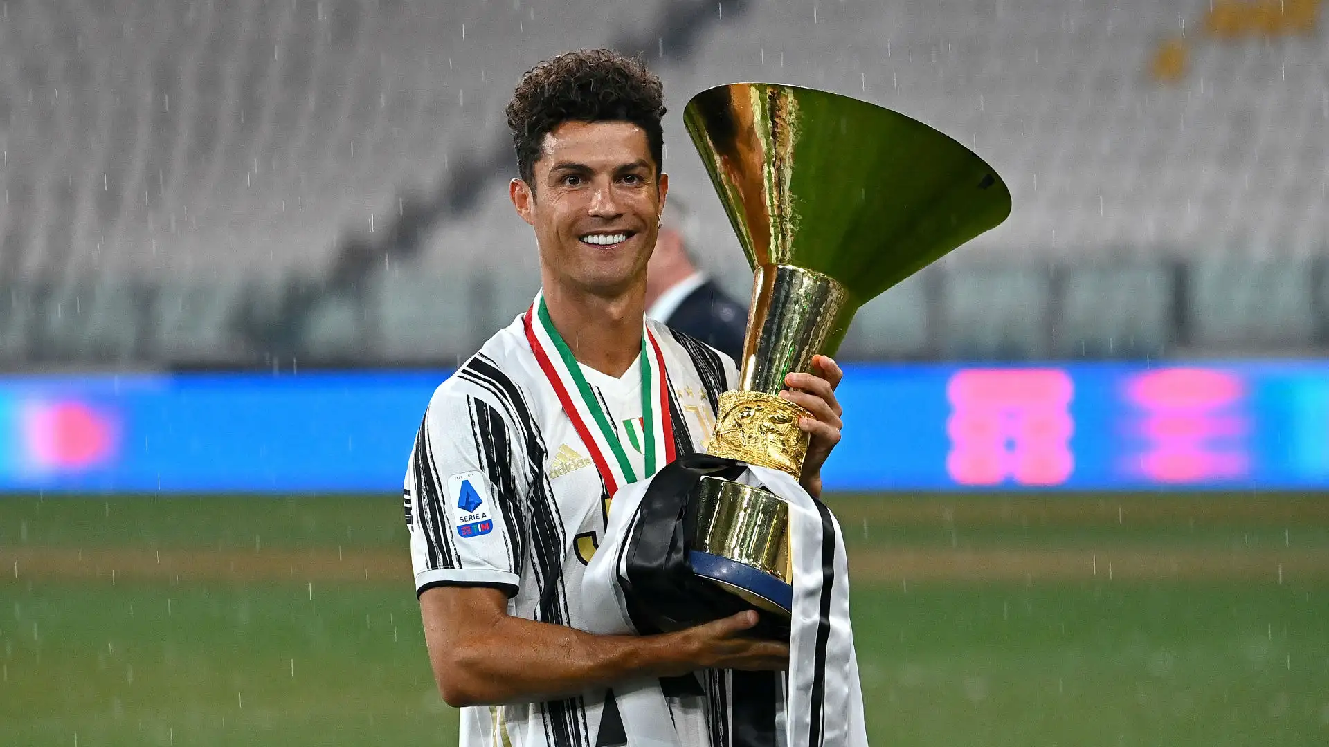 Ronaldo nâng cao chiếc cup Scudetto trong màu áo Juve.