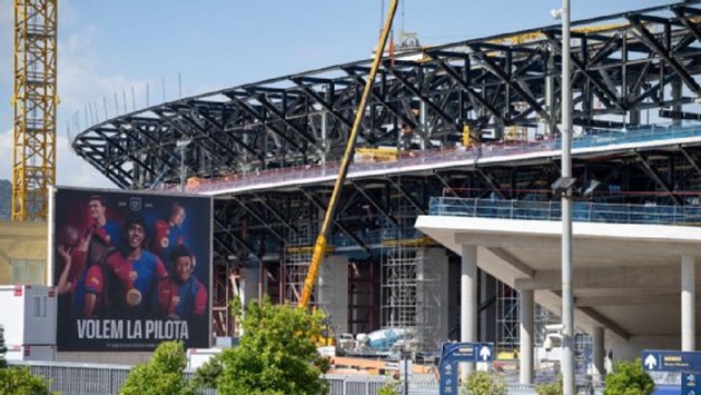 Barca chưa thể trở lại sân nhà của mình