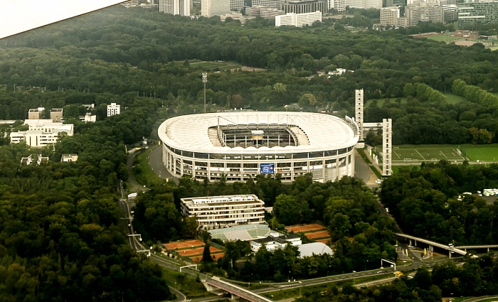 Deutsche Bank Park nằm giữa "rừng trong phố".