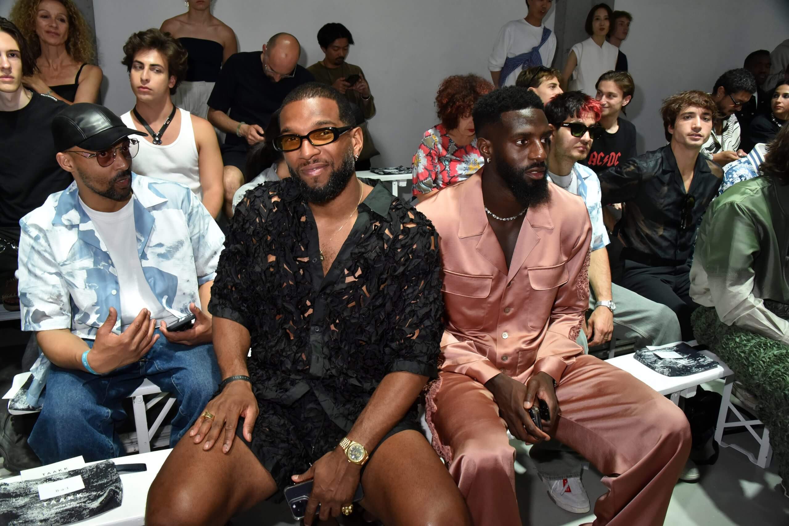 Ryan Babel (áo đen) thừa nhận từng hoang phí vào cuộc sống xa hoa