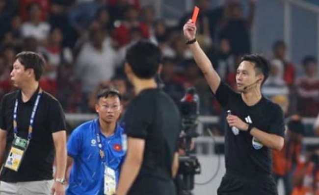 Ảnh bài viết Bác sĩ U23 Việt Nam nói gì về màn rải chai nước trước U23 Indonesia?