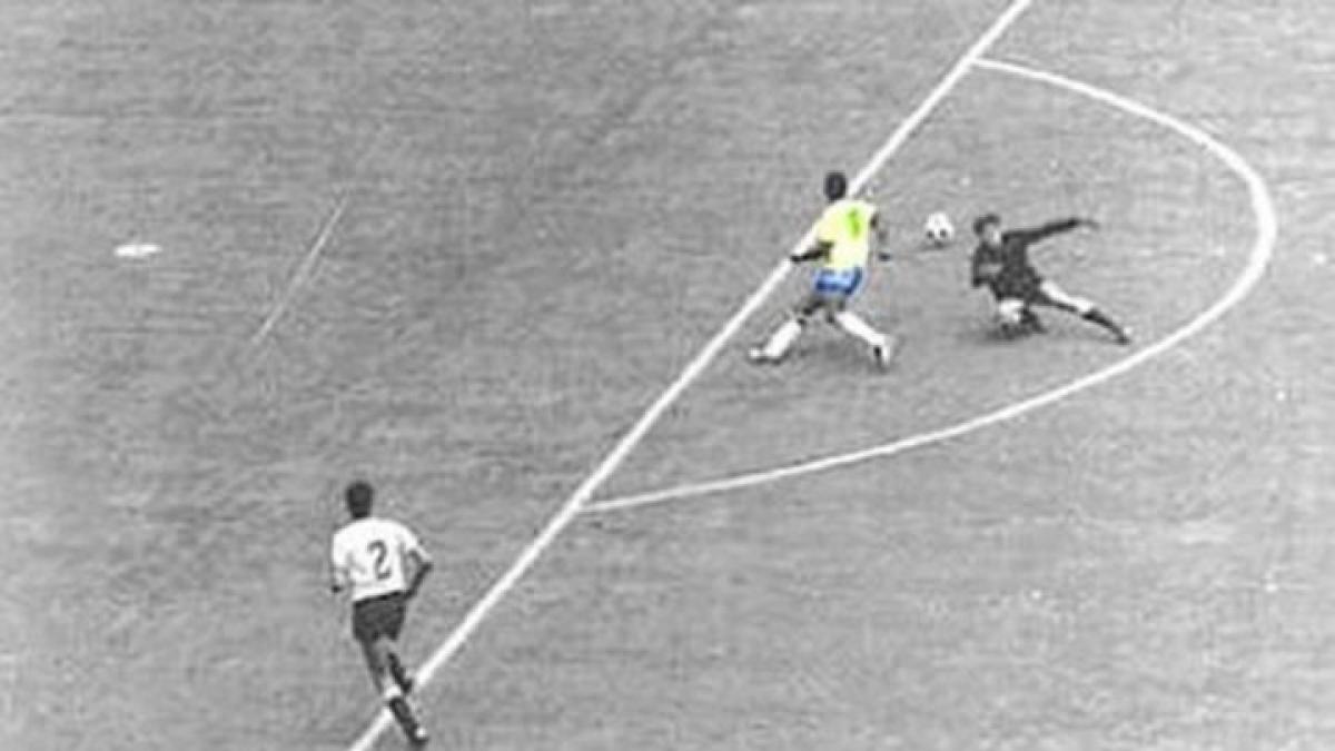 Pha lừa bóng của Pele qua người thủ môn Uruguay đã đi vào lịch sử.