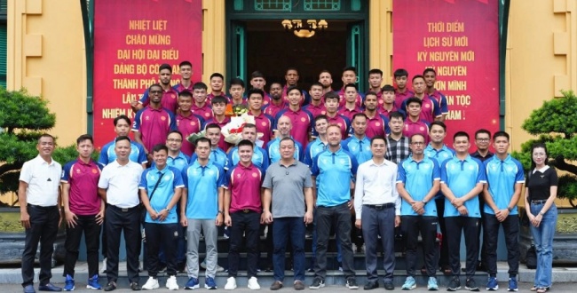 Ảnh bài viết Văn Hậu, Lý Đức cùng CLB CAHN báo công dâng Bác