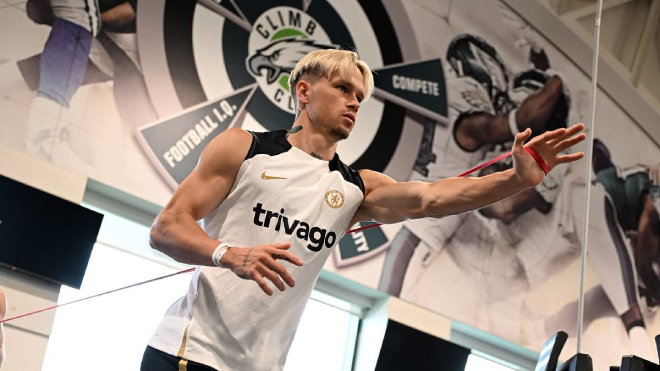 Mudryk nỗ lực tập luyện chờ ngày tái xuất sân cỏ.