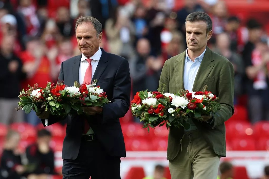 Các vòng hoa được đặt xuống sân để tưởng niệm Jota.