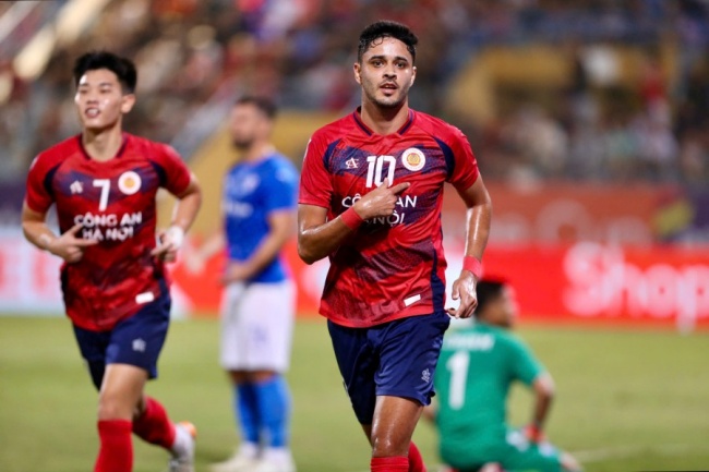 CAHN giữ chân Leo Artur.