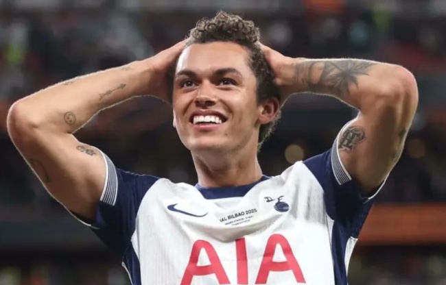 Brennan Johnson trong màu áo Tottenham.