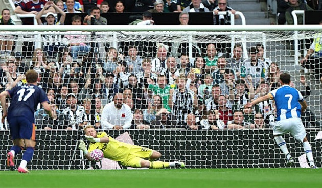 Tân binh Ramsdale tỏa sáng nhưng Newcastle không thể đánh bại Espanyol.