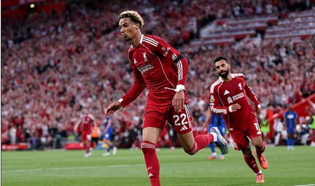 Ekitike chơi tốt ở trận ra mắt Ngoại hạng Anh.