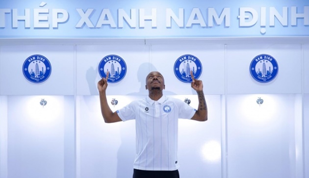 Ảnh bài viết Nam Định chiêu mộ Percy Tau, tiền đạo từng chơi ở Ngoại hạng Anh