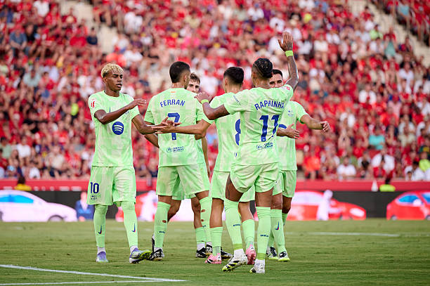 Barcelona ra quân thuận lợi.