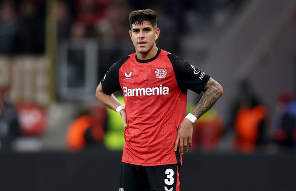 Leverkusen quyết trói chân Hincapie.