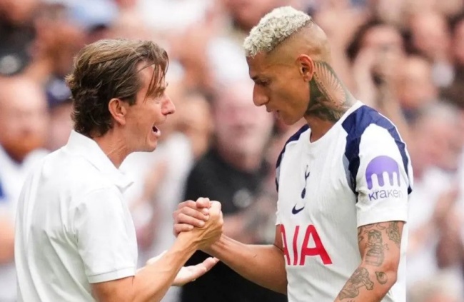 Thomas Frank mang đến diện mạo mới mẻ cho Tottenham.