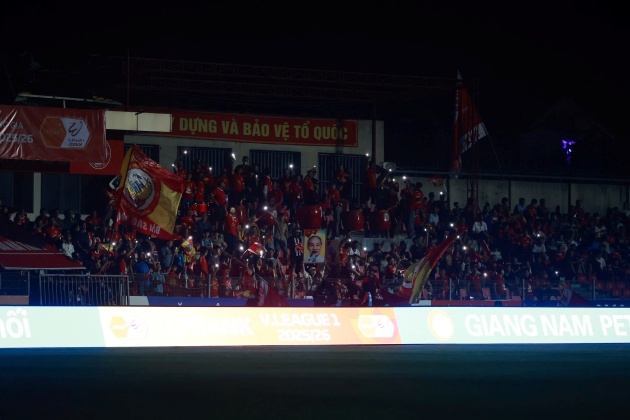 Sự cố mất điện tại sân Hà Tĩnh tối 27/8.