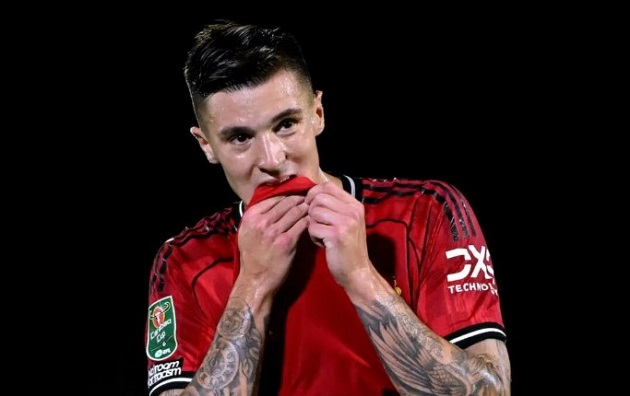 Sesko không để lại dấu ấn trong ngày MU đối mặt với đối thủ chơi ở League Two.