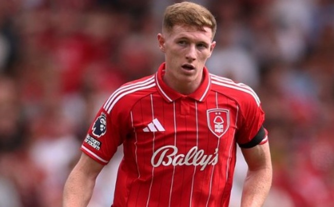 Elliot Anderson trong màu áo Nottingham.