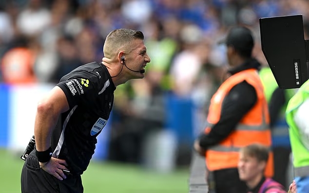 Ảnh bài viết Sai lầm trong trận Chelsea - Fulham, trọng tài VAR bị loại khỏi đại chiến Liverpool - Arsenal