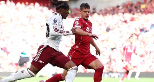 Milos Kerkez phong tỏa Madueke.