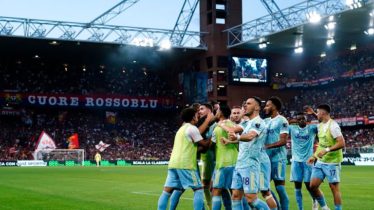 Vlahovic ăn mừng cùng các đồng đội.