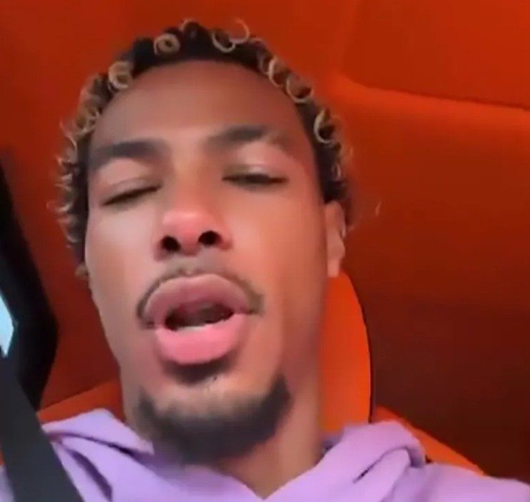 Hugo Ekitike vừa lái xe vừa quay phim rồi đăng đoạn video lên Snapchat, hành động bị xem là vi phạm luật giao thông tại Anh.