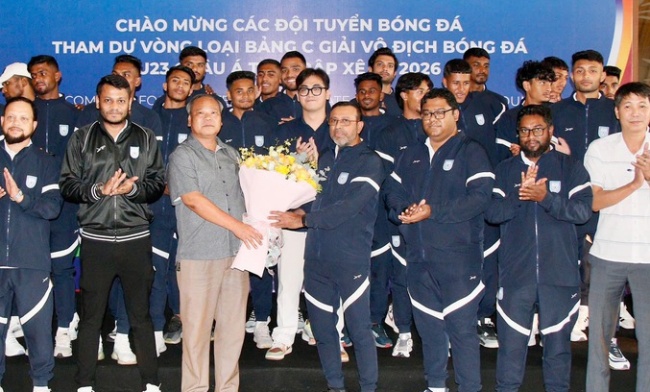 HLV Saiful Bari Titu (bên phải) nhập viện.