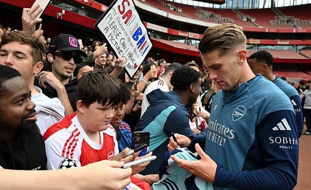 Gyokeres mang lại làn gió mới cho hàng công Arsenal.