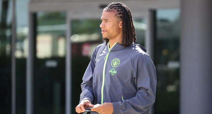 Ake lọt vào tầm ngắm của Tottenham.