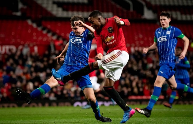 Sotona thời còn trong màu áo của Quỷ đỏ.