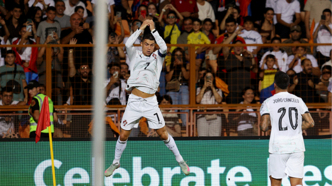 Ronaldo lập cú đúp bàn thắng.