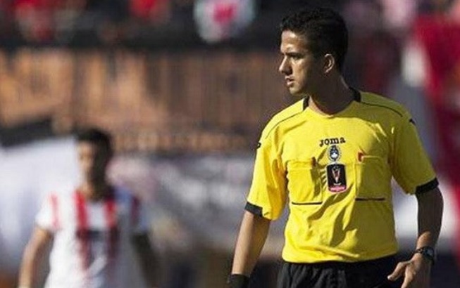 Trọng tài Thoriq Munir Alkatiri điều khiển trận đấu giữa U23 Việt Nam và U23 Yemen.