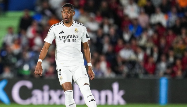 Alaba sẽ đá tiền vệ phòng ngự.