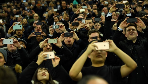 Khán giả dùng điện thoại thông minh cho nhiều việc khác nhau trong trận đấu.