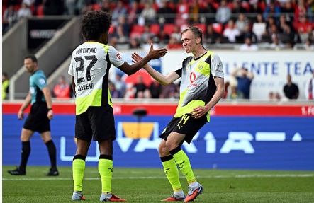 Beier nhân đôi cách biệt cho đội khách.