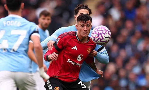 Benjamin Sesko đá chính trong trận derby Manchester.