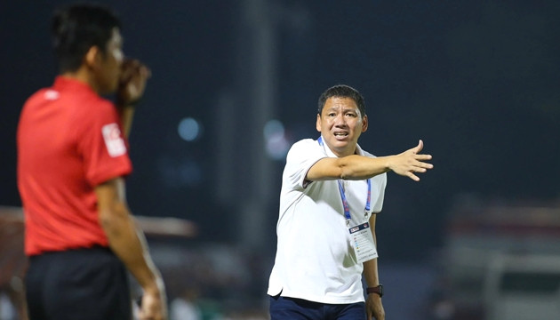 HLV Anh Đức gay gắt với trọng tài.