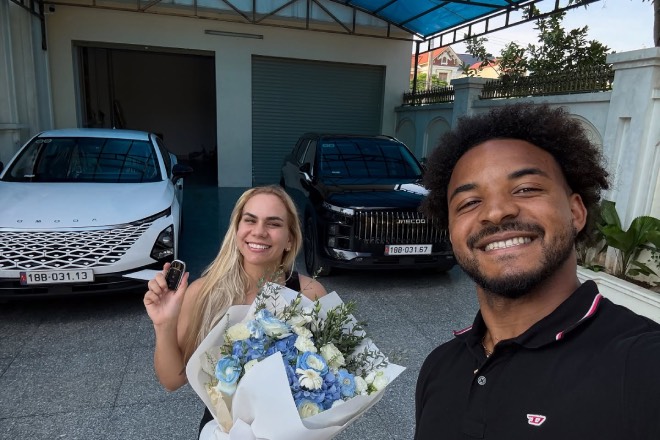 Xuân Son và vợ khoe món quà đặc biệt, hứa hẹn ngày trở lại sân cỏ đầy ấn tượng.