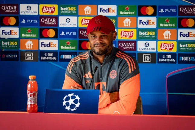 Kompany họp báo trước trận gặp Chelsea.